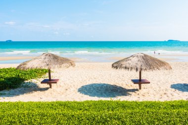 Güzel tropikal plaj şemsiyesi