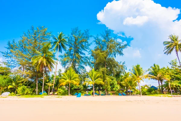 Belle plage tropicale et mer — Photo