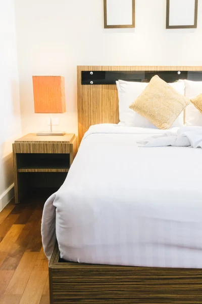 ベッドの上の美しい高級枕 — ストック写真