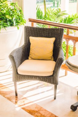 oturma odasında kanepede yastık