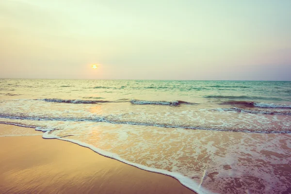 Mooie zonsondergang op tropisch strand — Stockfoto