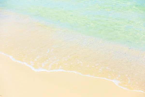 Schöner tropischer Ozean am Strand — Stockfoto