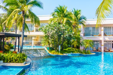 Boş şemsiyeleri ve sandalyeler