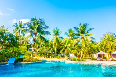 Otelde açık yüzme havuzu