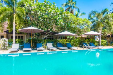 Otelde açık yüzme havuzu