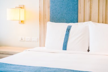 Yatakta güzel lüks yastıklar