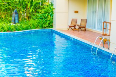 Boş şemsiyeleri ve sandalyeler