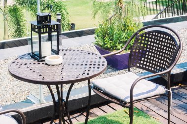 Boş masa ve sandalye