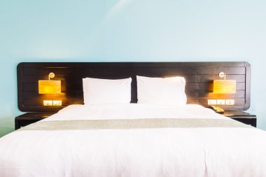 Yatakta güzel lüks beyaz yastıklar