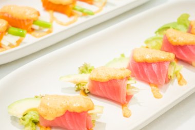 Ton balığı rulo ile avokado