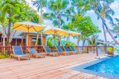 Otel havuzunda yüzme havuzu