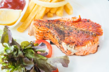 Somon steak beyaz plaka üzerinde