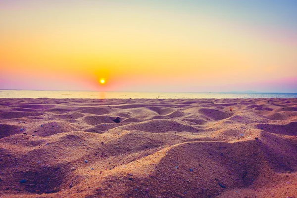 Vackra hav och sand med solnedgång — Stockfoto