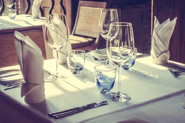 Configuração de mesa no restaurante do hotel — Fotografia de Stock