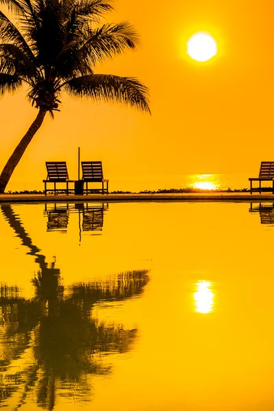 Восход солнца с силуэтами кокосовых пальм — стоковое фото