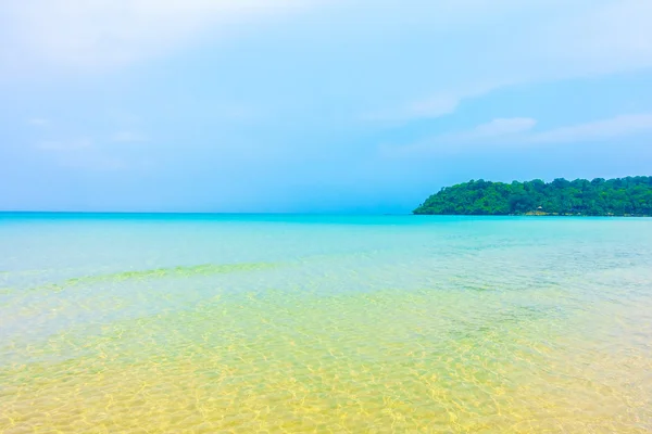 Beautiful tropical ocean on beach — Stock Photo, Image