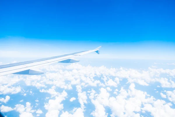 Vliegtuig vleugel op de mooie blauwe hemel — Stockfoto
