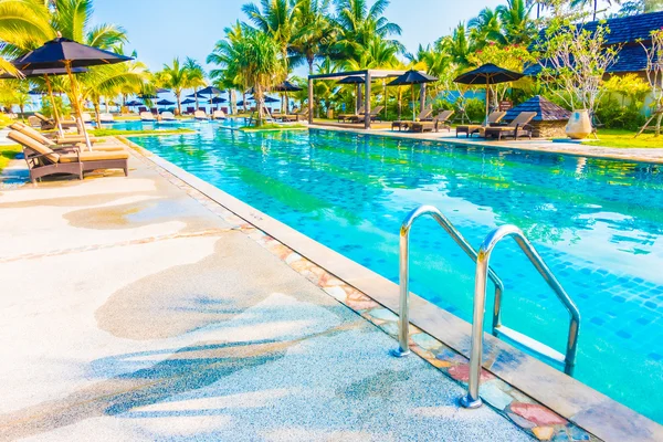 Otelde açık yüzme havuzu — Stok fotoğraf