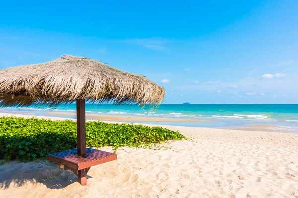 Sonnenschirm am schönen tropischen Strand — Stockfoto