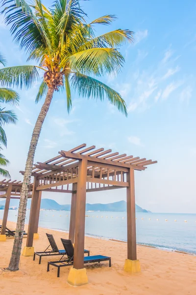 Piękna plaża i morze z palmy — Zdjęcie stockowe
