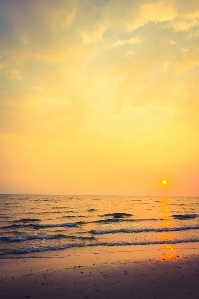 Solnedgång med sky på stranden — Stockfoto