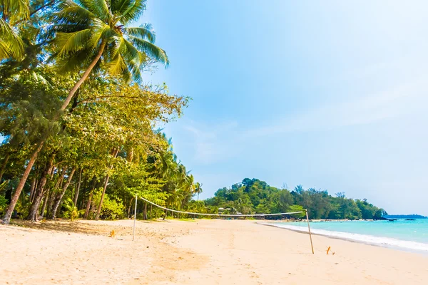 Beautiful tropical beach and sea — Stock Photo, Image