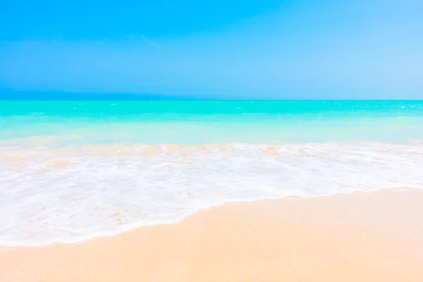 Piękna tropikalna plaża i morze — Zdjęcie stockowe