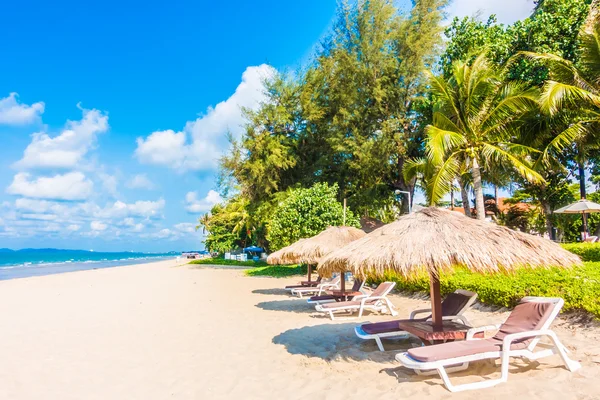 Bella spiaggia tropicale e mare — Foto Stock