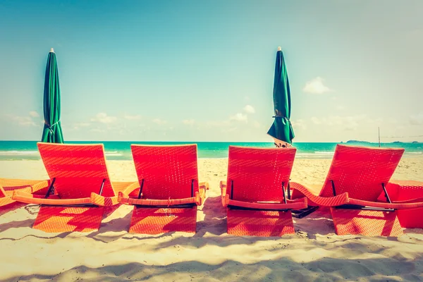 Slunečníky a lehátka na pláži — Stock fotografie
