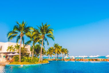 Boş şemsiyeleri ve sandalyeler