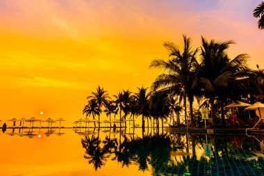 Ve Yüzme Havuzu palmiye ağaçlarının Silhouettes