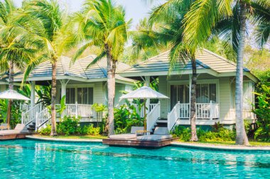 Otel havuzunda yüzme havuzu