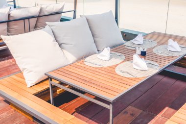 Boş sandalye ve masa