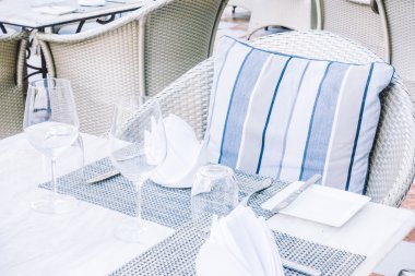 boş masa ve sandalyeler