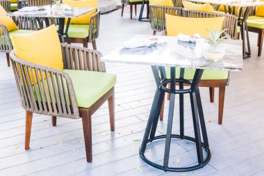 boş masa ve sandalyeler