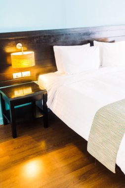 Yatakta güzel lüks beyaz yastıklar