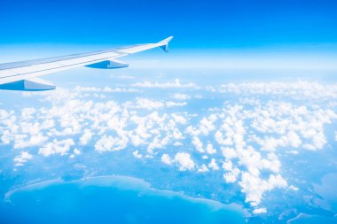 Uçak kanadı üzerinde güzel mavi gökyüzü