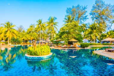 Otelde açık yüzme havuzu