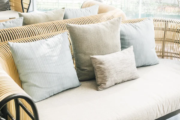 Almohadas en la decoración del sofá —  Fotos de Stock