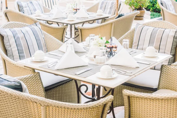 boş masa ve sandalyeler