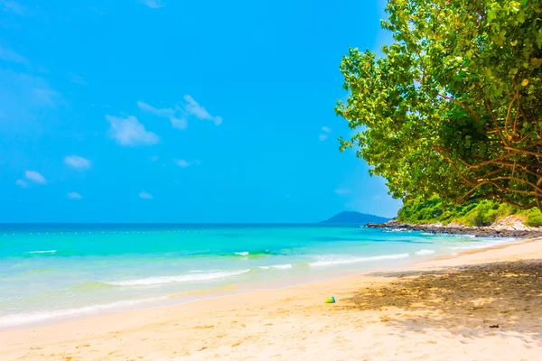 Hermosa playa tropical y paisaje marino — Foto de Stock