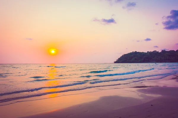 Belo pôr do sol na praia tropical — Fotografia de Stock