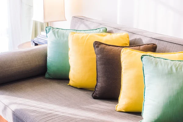 Красиві розкішні подушки на дивані — стокове фото