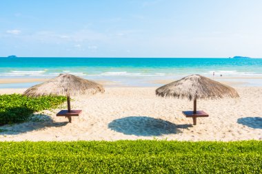 Güzel tropikal plaj şemsiyesi