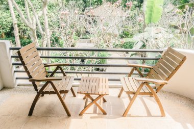 Boş sandalye ve masa