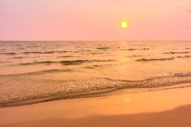 tropik sahilde güzel gün batımı