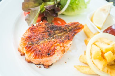 Somon steak beyaz plaka üzerinde