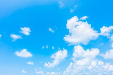 Mavi gökyüzünde beyaz bulutlar