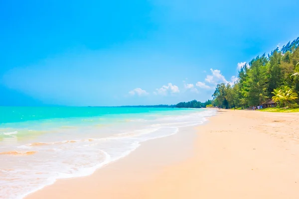 Hermosa playa tropical y el mar — Foto de Stock