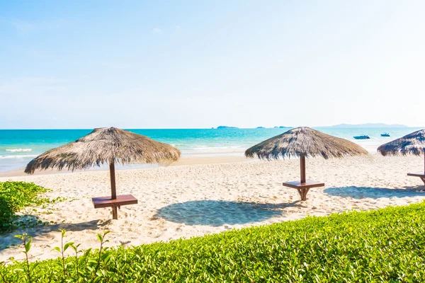 Sonnenschirm am schönen tropischen Strand — Stockfoto